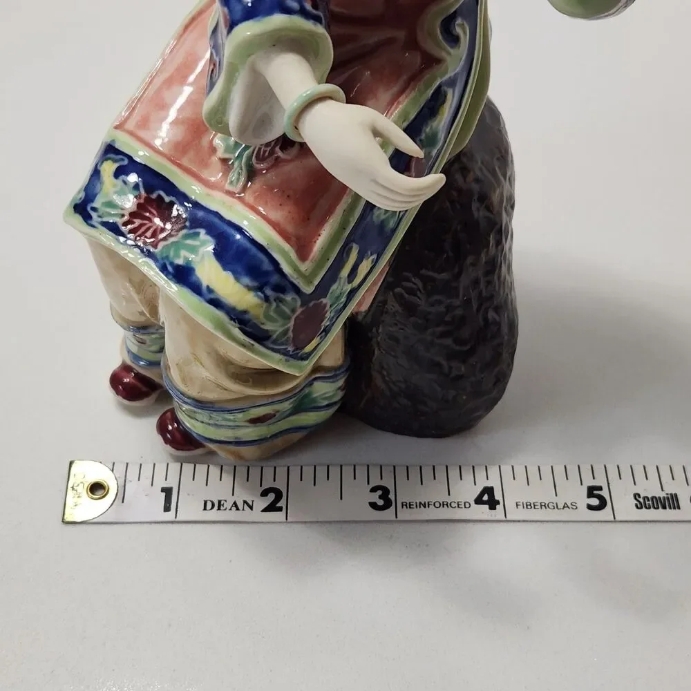 Shiwan Chinese Wucai Porcelain Seated Court Lady Figurine Moving Bracelet #75